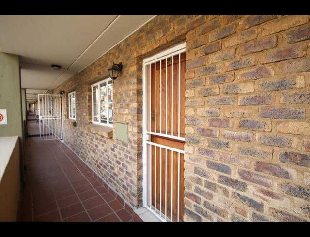 1 BEDROOM APARTMENT FOR SALE IN ROOIHUISKRAAL NORTH